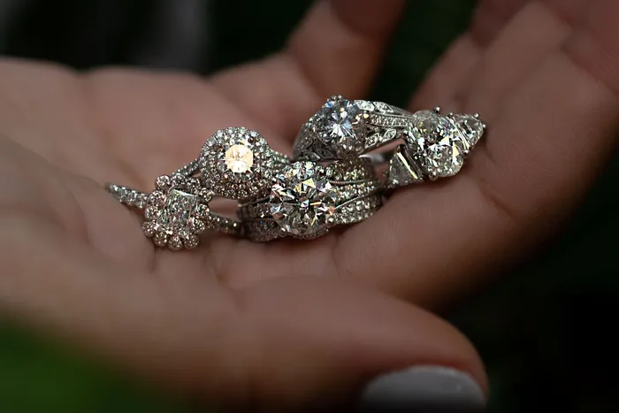 152 CTW Radiant Halo Diamond Ring Crown Jewels Coin Rings